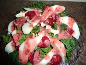 spinach salad with pears brie and raspberries