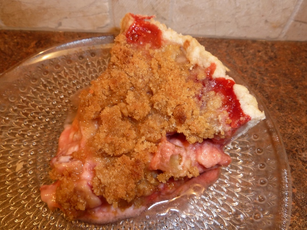 rhubarb strawberry crumble pie