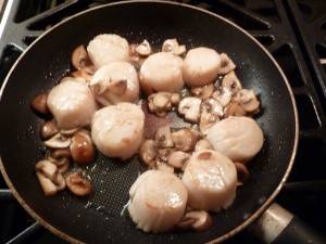 Coquilles Saint Jacques - add the scallops