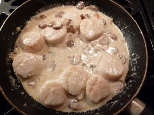 Coquilles Saint Jacques - add the cream and spices